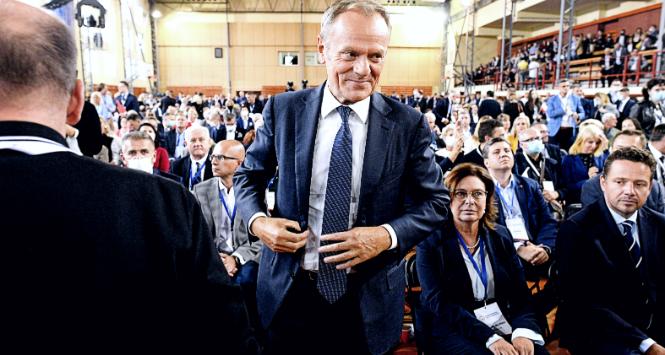 Donald Tusk powiedział PiS „sprawdzam”. Proponując zmianę konstytucji w taki sposób, żeby nie można było wyprowadzić Polski z UE bez referendum, zmusza PiS do określenia się.