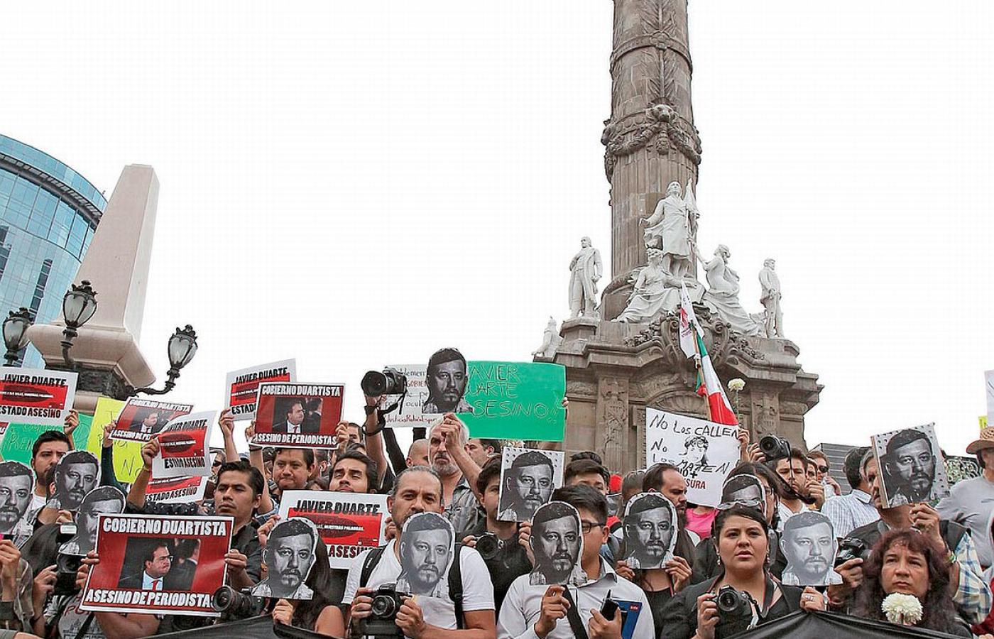 Protest dziennikarzy i obrońców praw człowieka po zabójstwie fotoreportera Rubena Espinosy, Mexico City.