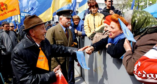 Kijów, spotkanie dwóch manifestacji: pomarańczowych i biało-niebieskich, kwiecień 2007 r.