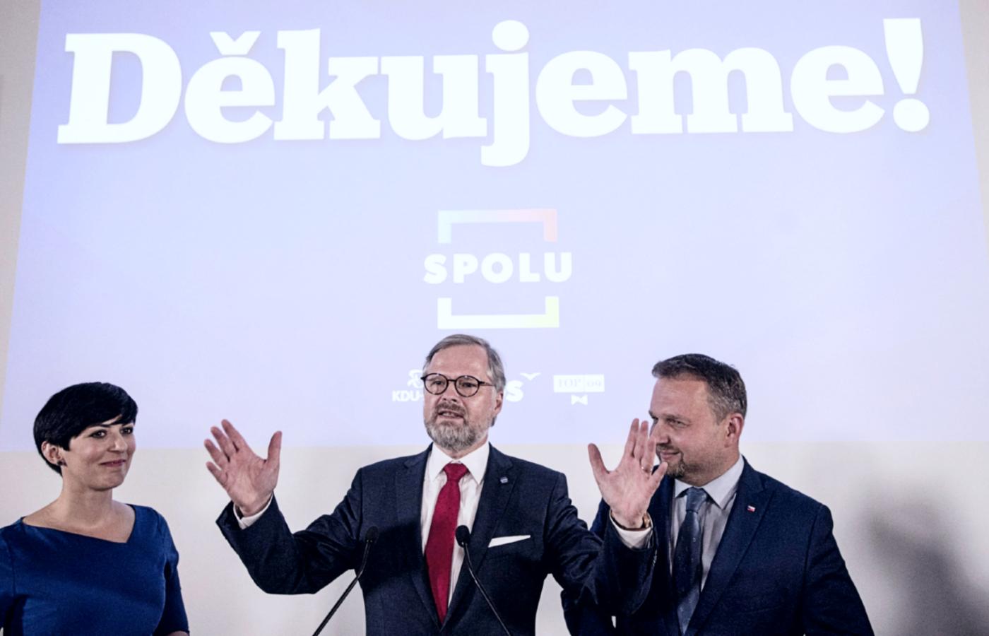 Od lewej: Marketa Pekarova Adamova (Tradycja Odpowiedzialność Dobrobyt 09/TOP 09), Petr Fiala (Obywatelska Partia Demokratyczna/ODS) i Marian Jureczka (Unia Chrześcijańska i Demokratyczna – Czechosłowacka Partia Ludowa/KDU-CzSL), liderzy partii wchodzących w skład koalicji SPOLU