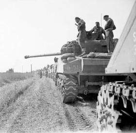 Czołgi 1. Dywizji Pancernej. Na pierwszym planie Sherman Firefly VC z armatą 76,2 mm.