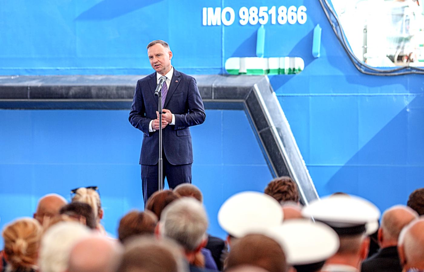 Prezydent Andrzej Duda, głównodowodzący sił zbrojnych, przemawia podczas uroczystości otwarcia kanału przez Mierzeję Wiślaną. 17 września 2022 r.