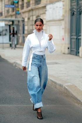 Spodnie luźne lub worowate („baggy”) obowiązują zarówno w modzie męskiej, jak i damskiej.