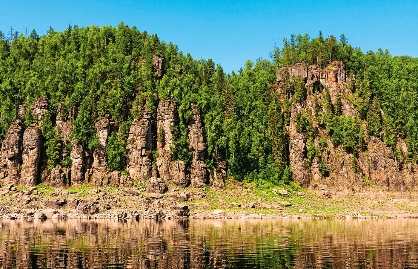 Formacje skalne na brzegu rzeki Dolna Tunguzka, dopływu Jeniseju.