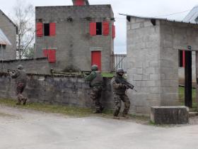 Niektóre budynki mają trzy kondygnacje, część jest podpiwniczona. Na dachach mogą być snajperzy.