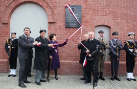 Ostatnie upamiętnienie - tablica prezydenta Lecha Kaczyńskiego, odsłonięta 8 kwietnia 2011 r. na ścianie Muzeum Powstania Warszawskiego.