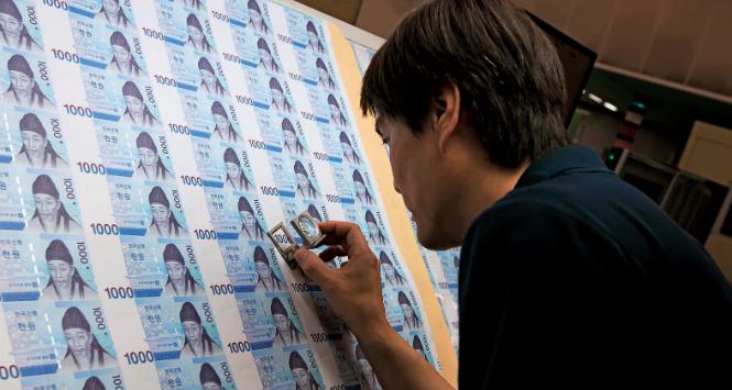 Sprawdzanie arkusza banknotów w fabryce Gyeongsan w Korei Południowej.