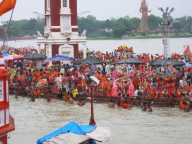 Haridwar - miasto u podnóża Himalajów, tu Ganges wpływa na równiny. Hindusi pielgrzymują tu, by dokonać rytualnego obmycia ciała.