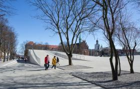 Mieszkańców, wychowanych na żałosnych, choć cukierkowych pastiszach historycznych poustawianych na Starówce, trudno było początkowo przekonać do takich nowoczesnych, niekonwencjonalnych form.