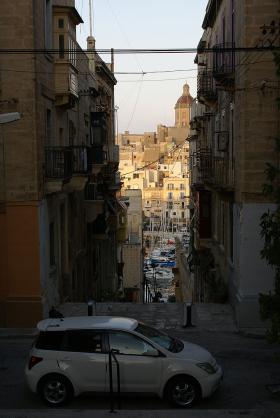 Widok na Birgu z uliczki Sanglei.