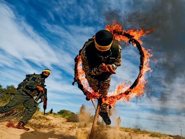 Palestyńscy bojownicy ze strefy Gazy szkolą się, by bronić kraju przed izraelskim wojskiem.
