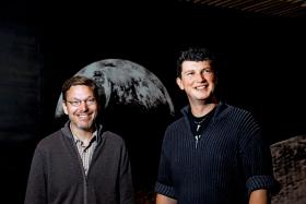 Mike Brown i Konstantin Batygin, którzy przedstawili dowody na istnienie dziewiątej planety.