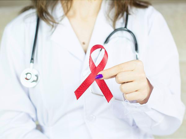 W debacie publicznej wciąż królują prymitywne klisze na temat HIV.