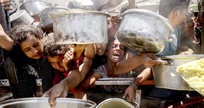 Palestyńczycy próbują zdobyć jedzenie. Gaza, 27 sierpnia 2025 r.