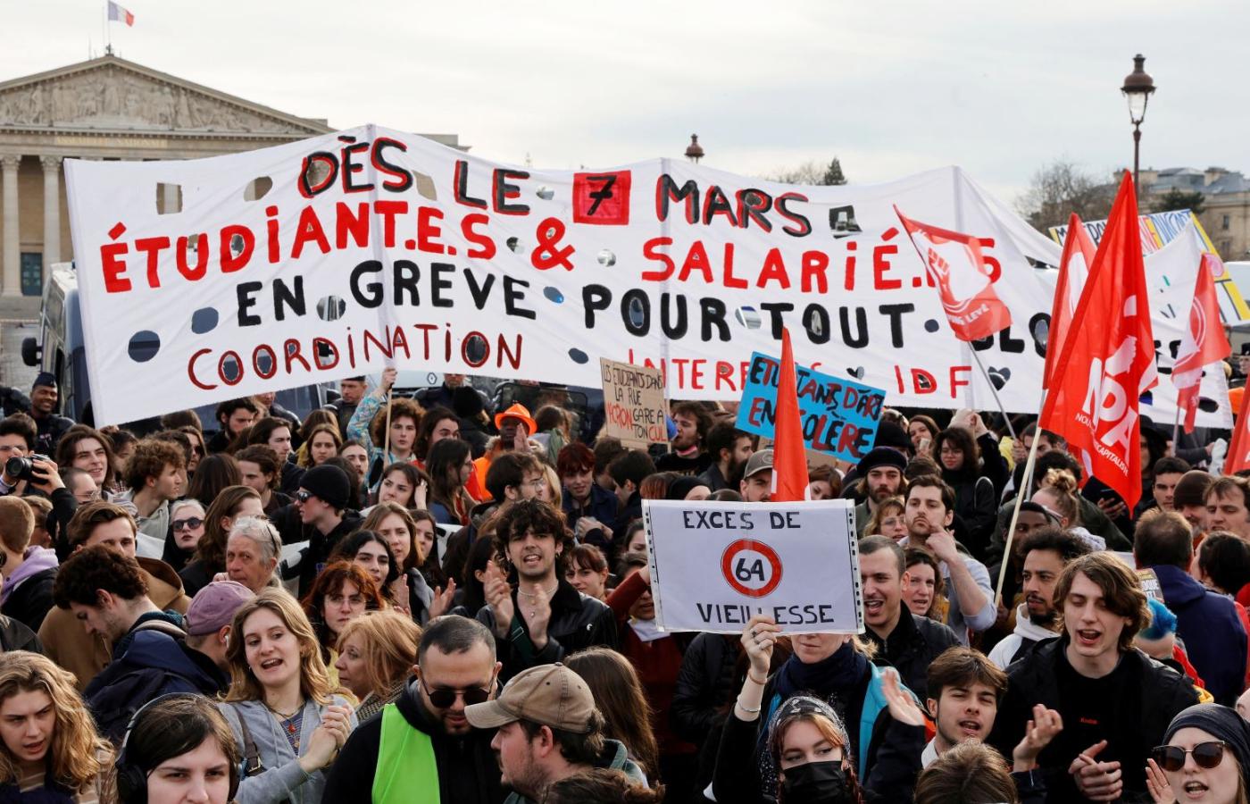 Protest przed Zgromadzeniem Narodowym przeciwko podniesieniu wieku emerytalnego we Francji, 16 marca 2023 r.