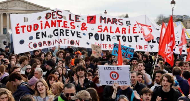 Protest przed Zgromadzeniem Narodowym przeciwko podniesieniu wieku emerytalnego we Francji, 16 marca 2023 r.