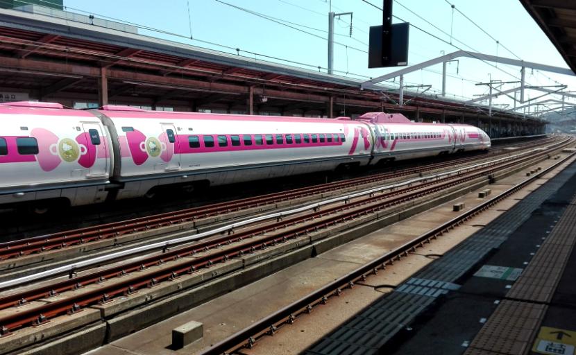 Szybki, wygodny, uroczy. Japoński pociąg Shinkansen udekorowany motywami Hello Kitty kursuje od 30 czerwca 2018 r. między miastami Fukuoka i Osaka.