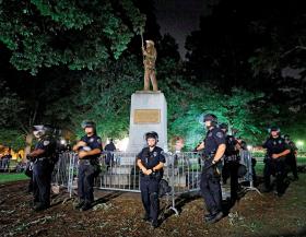 Pomnik konfederata chroniony przez policję w kampusie Uniwersytetu Karoliny Północnej