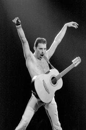 W 1980 roku Freddie zmienia wizerunek: ścina włosy i zapuszcza wąsy, w tamtych czasach był to znak rozpoznawalny gejów.