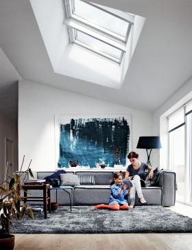 Jeśli na poddaszu ma znaleźć się pokój dzienny, wówczas warto go odpowiednio doświetlić.