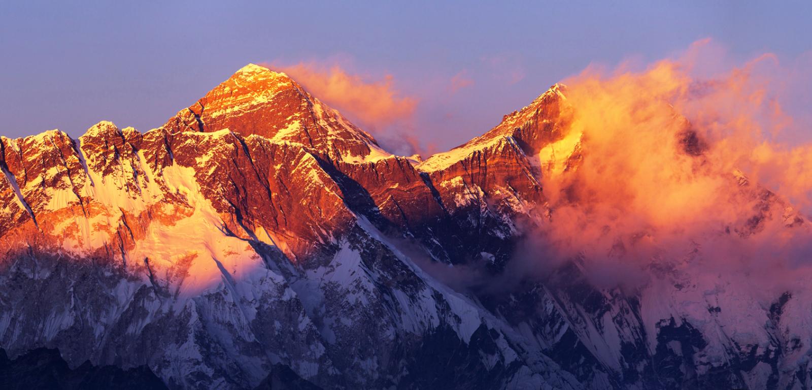 Przełęcz Południowa jest położona pomiędzy Mount Everest i Lhotse – pierwszym i czwartym co do wysokości szczytem Ziemi.