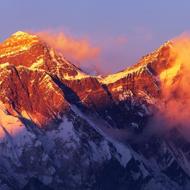 Przełęcz Południowa jest położona pomiędzy Mount Everest i Lhotse – pierwszym i czwartym co do wysokości szczytem Ziemi.