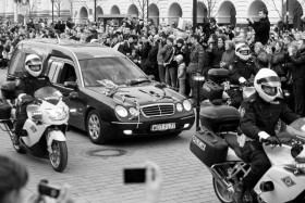 Kondukt z trumną prezydenta na ulicach Warszawy