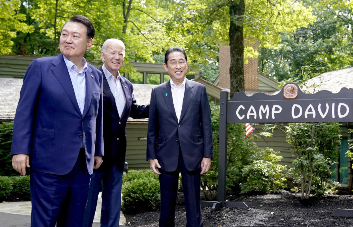 Od lewej: prezydent Korei Południowej Yoon Suk Yeol, prezydent USA Joe Biden i premier Japonii Fumio Kishida