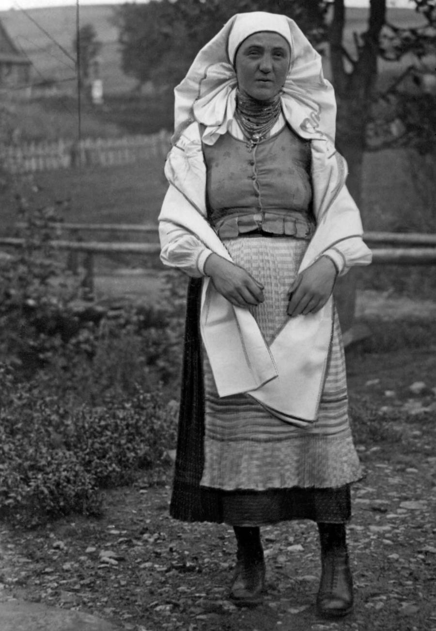 Łemkini w tradycyjnym stroju, składającym się z chusty na głowie, korali, długiej spódnicy i kolorowego gorsetu. Taki strój był powszechny w społeczności łemkowskiej jeszcze w latach 30. XX w.