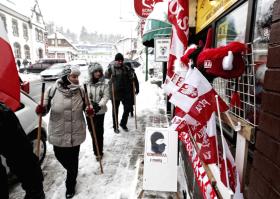 Stragany zaopatrzone we wszystkie możliwe atrybuty kibica.
