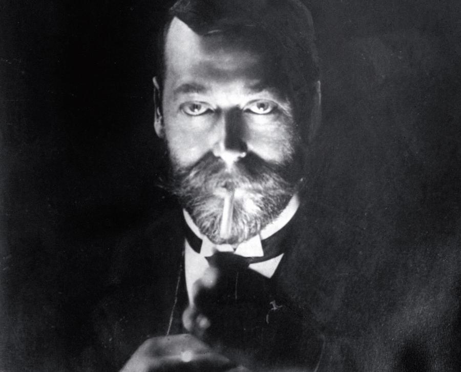Jerzy V palił ponad miarę i borykał się z przewlekłą chorobą płuc, 1910 r.
