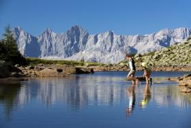 Na sportowo w Schladming-DachsteinRegion Schladming-Dachstein, dobrze znany narciarzom (również biegówkowym), to idealne miejsce dla każdego, kto na urlopie chce się trochę wytężyć sportowo, zadbać o kondycję, podjąć wyzwanie i poczuć adrenalinę. Na lodowcu Dachstein czekają takie atrakcje dla odważnych jak platformy z widokiem na przepaść, wiszące mosty i lodowe jaskinie. Poza tym jest tu ponad 300 górskich jezior, do których prowadzą liczne szlaki piesze i rowerowe, więc na brak oferty turystycznej nie można narzekać.