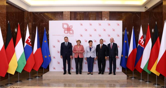 Spotkanie szefów rządów państw Grupy Wyszehradzkiej z kanclerz Republiki Federalnej Niemiec. Od lewej: premier Słowacji Robert Fico, kanclerz Angela Merkel, premier Beata Szydło, premier Węgier Viktor Orban oraz premier Czech Bohuslav Sobotka.