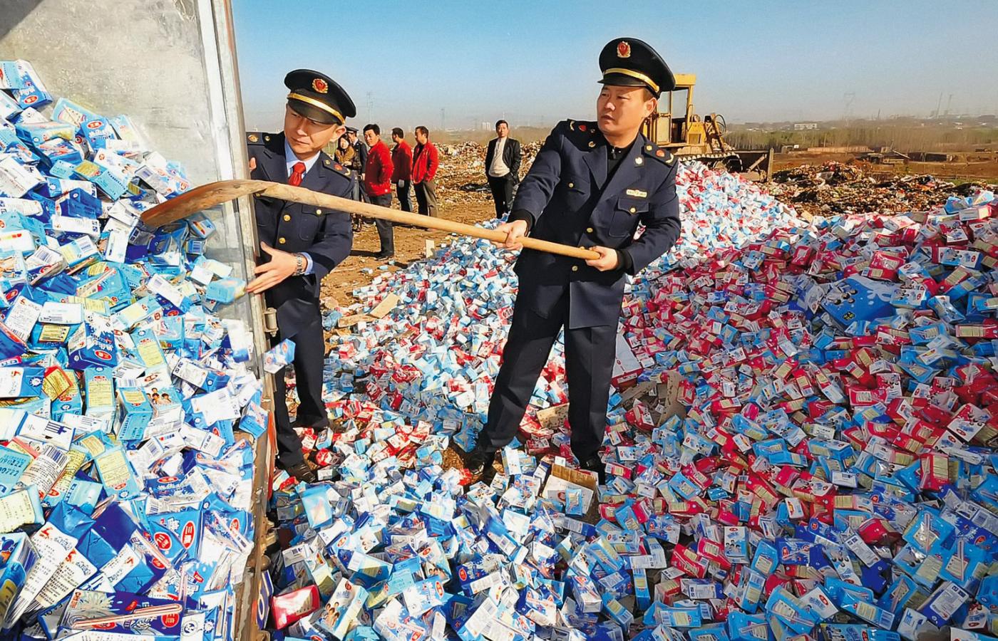 Niszczenie skażonego mleka w proszku skonfiskowanego w prowincji Henan.