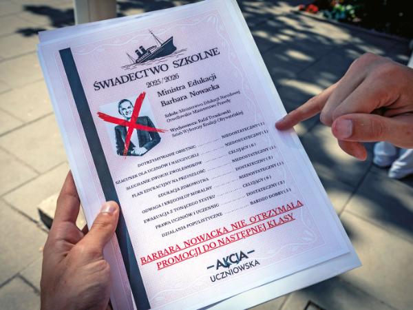 Świadectwo z czarnym paskiem dla ministry Nowackiej