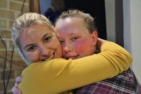 Anna, prawniczka, wolontariuszka po stracie z byłą podopieczną - Natalią. Dziś Natalia też pomaga innym.