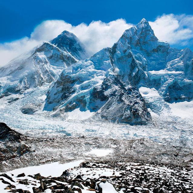 Himalajskie ­olbrzymy – Mount Everest i Nuptse – jak zawsze pokryte śniegiem.