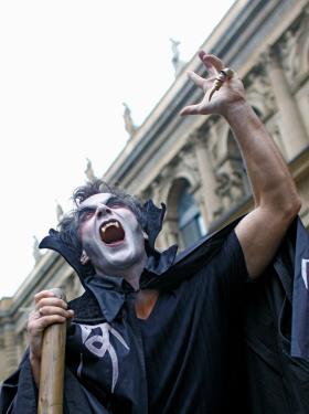 Demonstracja przed giełdą we Frankfurcie przeciw bankom-wampirom.