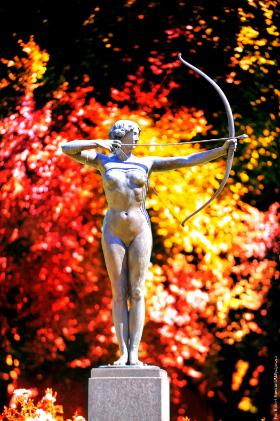 Łuczniczka to jeszcze jedna ważna praca Ferdynanda Lepckego, a zarazem jedno z ostatnich dzieł w dorobku tego artysty. Posąg sportsmenki powstał w 1908 r. Kobieta ma klasyczne proporcje i 175 cm wzrostu. Dawniej – co nie zaskakuje – onieśmielała swą urodą i nagością. Dziś stoi naprzeciw Teatru Polskiego w parku im. Jana Kochanowskiego. Bydgoski pomnik jest oryginalny – jego repliki można znaleźć w kilku niemieckich miastach. Co tylko dowodzi, jakim jest obiektem pożądania.