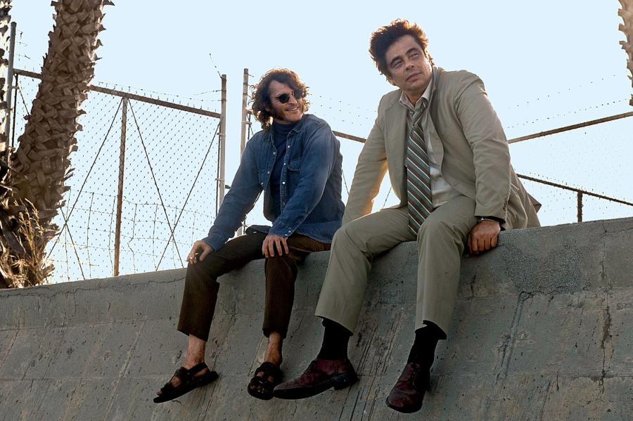 Od lewej: Joaquin Phoenix i Benicio Del Toro w gwiazdorskiej ekranizacji prozy Thomasa Pynchona