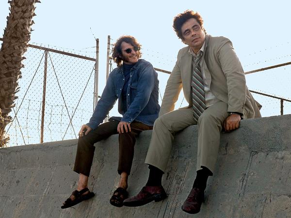 Od lewej: Joaquin Phoenix i Benicio Del Toro w gwiazdorskiej ekranizacji prozy Thomasa Pynchona