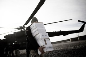 Do polskich baz paczki dostarczyły śmigłowce. Ich rozdziałem zajęli się sami żołnierze