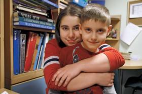 Julia z bratem Krzysiem chętnie chodzą do świetlicy stowarzyszenia, gdzie odrabiają lekcje. Najstarsza siostra jest w ośrodku wychowawczym.