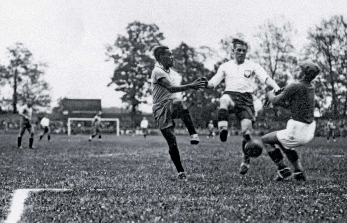Leonidas (z lewej) strzela drugiego gola w przegranym przez Polaków meczu z Brazylią (5:6), w którym Wilimowski (w środku) strzelił cztery bramki, 5 czerwca 1938 r.