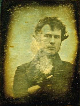 Jeden z pierwszych fotograficznych autoportretów – Robert Cornelius, 1839 r.