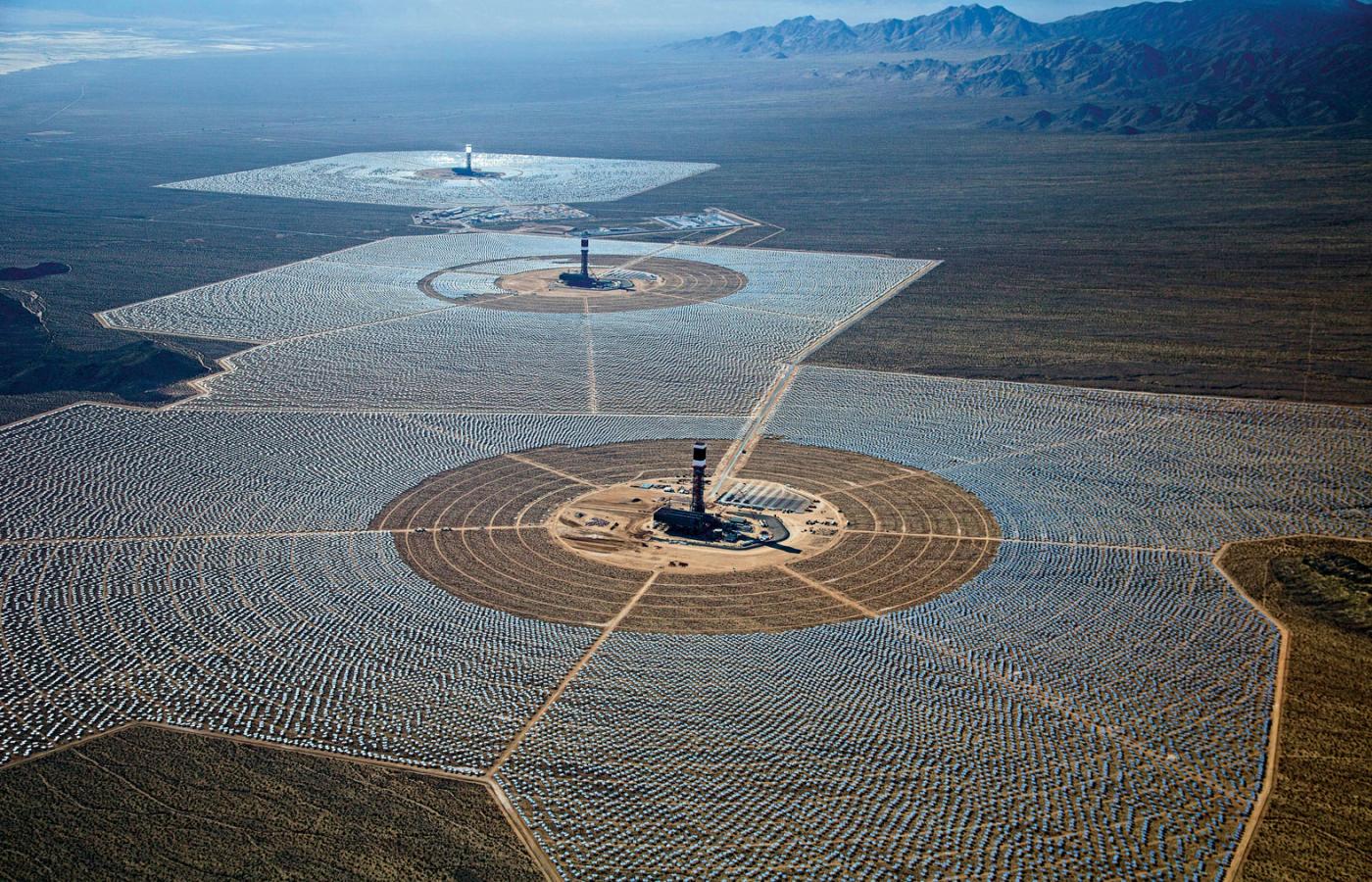 Zabójcze morze luster termalnej elektrowni słonecznej Ivanpah Solar Plant w Kalifornii.