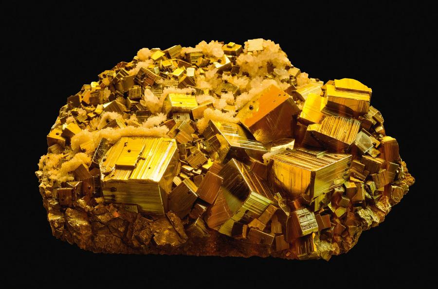 Piryt – ­złoto głupców – kryształy nadsiarczku żelaza (FeS2).