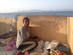 Imigrant z Pakistanu, imienia nie zanotowałem, koczuje przy nadmorskiej promenadzie.