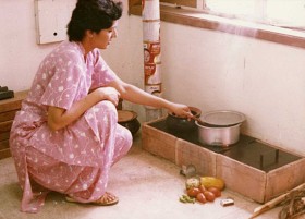 „Family Cooker” i jego projektantka z Pakistańskiego Instytutu Wzornictwa.