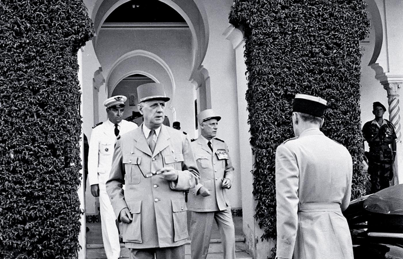 Generał Charles de Gaulle, z tyłu po prawej gen. Raoul Salan, Algier, czerwiec 1958 r.
